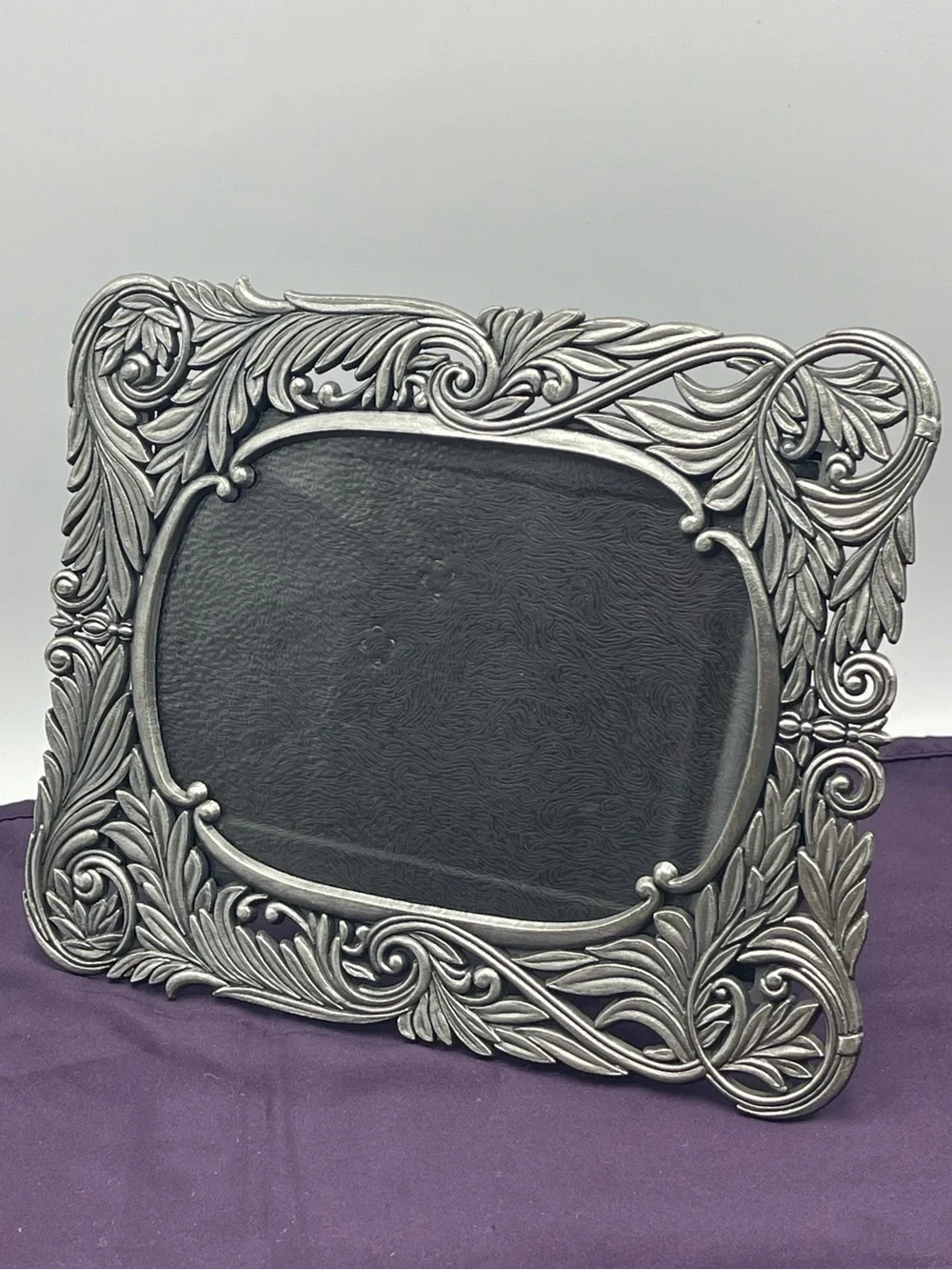 Vintage Ornate Silver Tone Metal Picture Frame w/ 5x7 Oval Opening Acanthus Leaf
